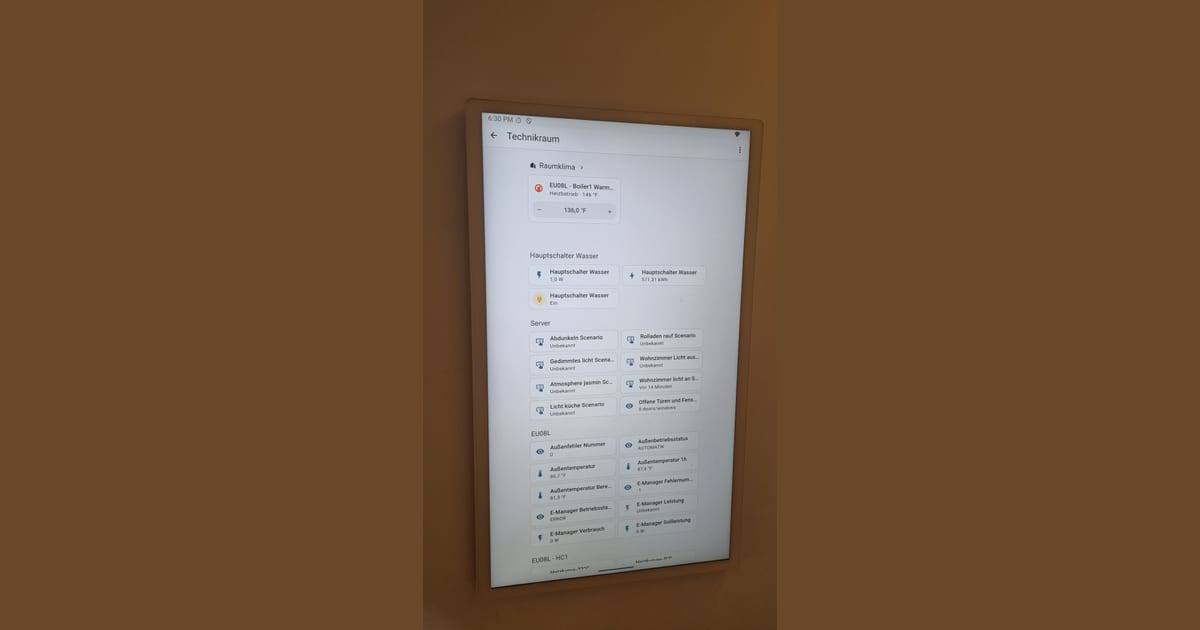 Wand-Touchpanel mit Home-Assistant-Dashboard im Technikraum