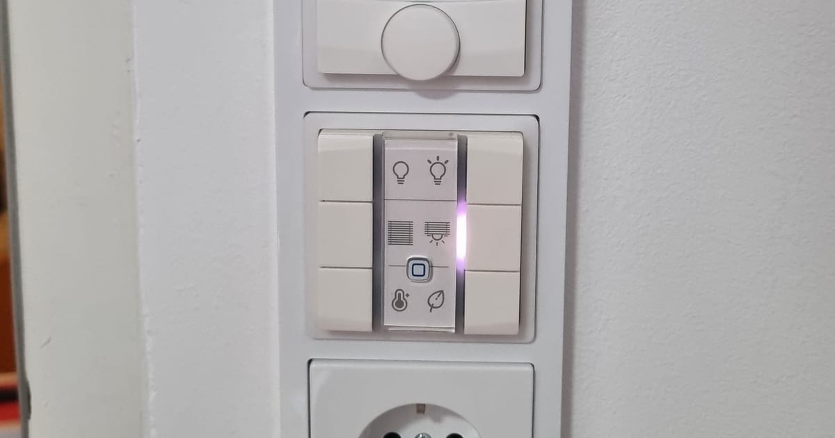 Homematic-IP-Taster mit LED-Anzeige an der Wand