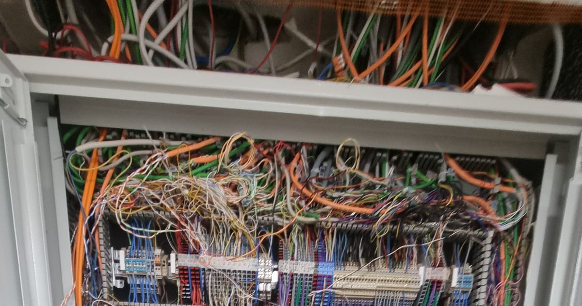 Überfüllter Verteiler mit Loxone und KNX bei der Übernahme
