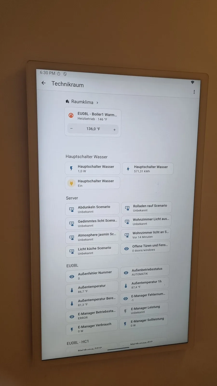 Wand-Touchpanel mit Home-Assistant-Dashboard im Technikraum