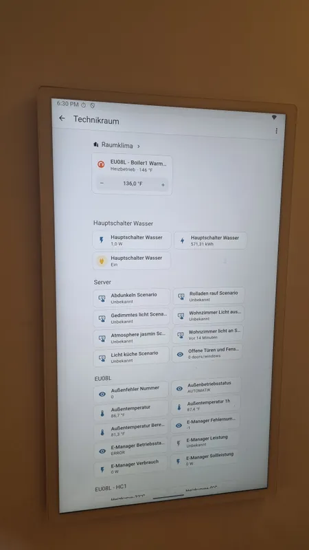 Wand-Touchpanel mit Home-Assistant-Dashboard: Wärmepumpe, Wasser-Hauptschalter und Lichtszenen