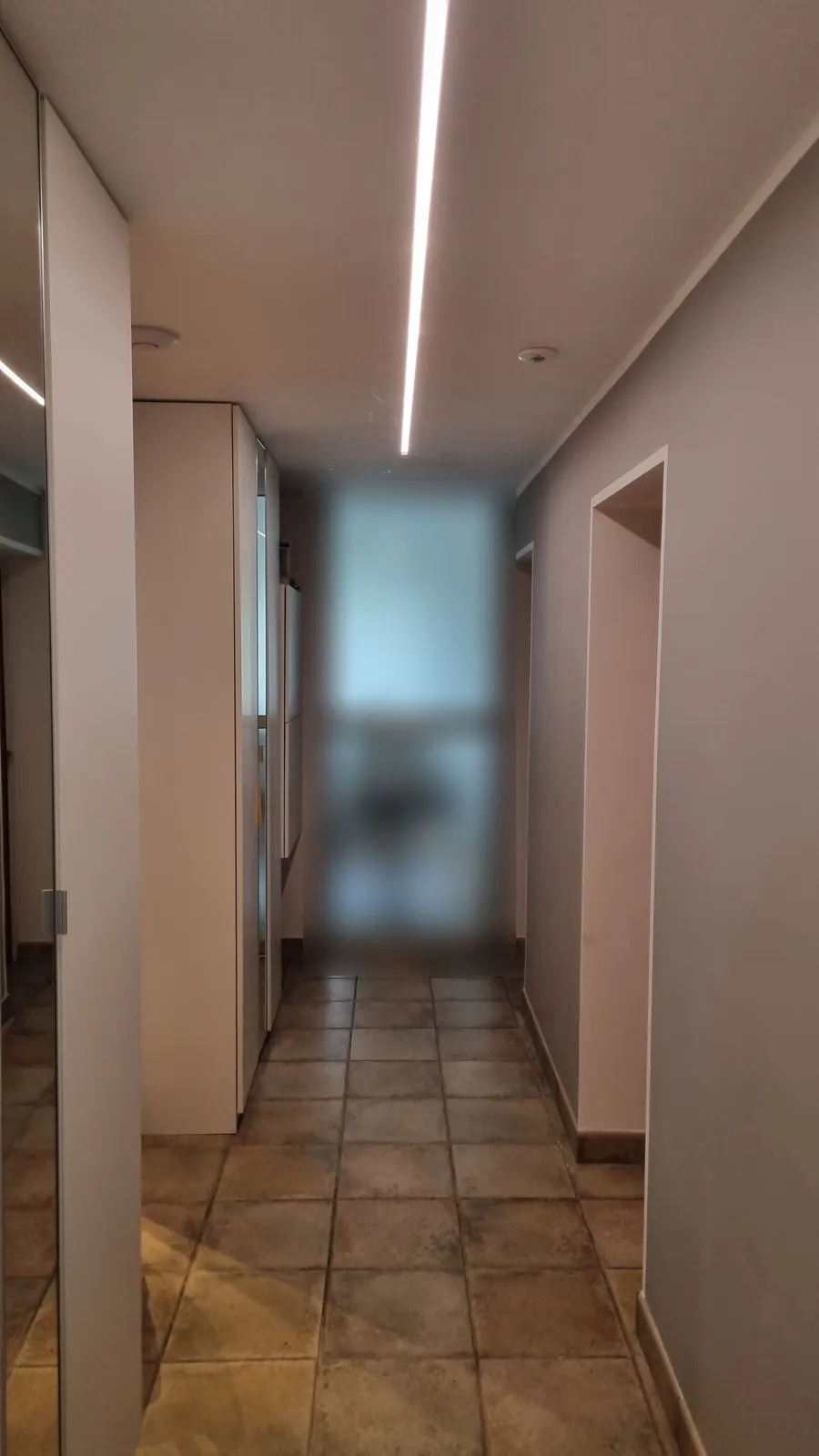 Gang mit indirekter Lichtlinie an der Decke