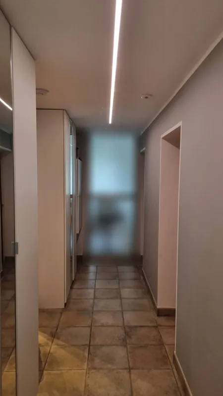 Langer Gang mit LED-Lichtlinie in der Decke