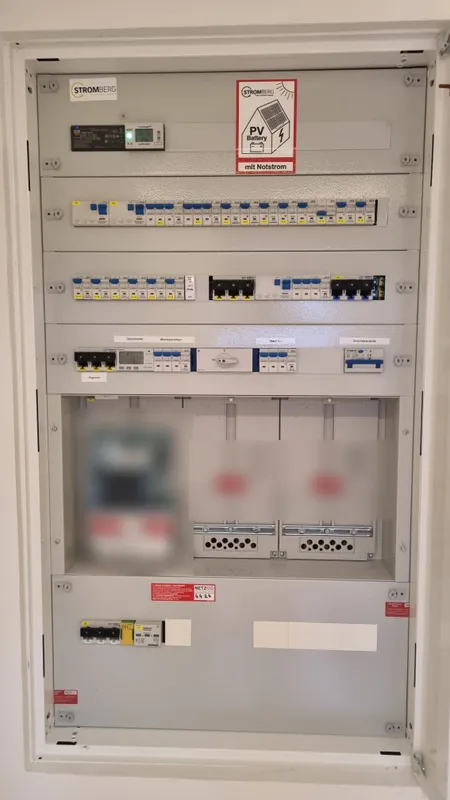 Verteiler mit PV- und Notstrom-Kennzeichnung, Zählerbereich unkenntlich gemacht