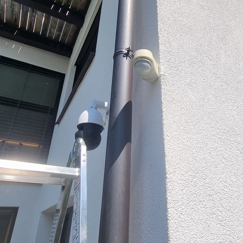 Überwachungskamera unter dem Dachvorsprung an einer Hausecke
