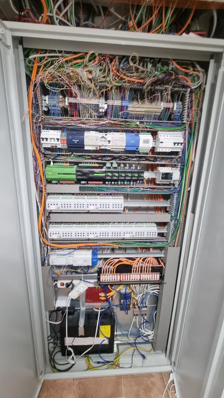 Offener Verteiler mit Loxone Miniserver, KNX-Aktoren, DALI und vielen Leitungen